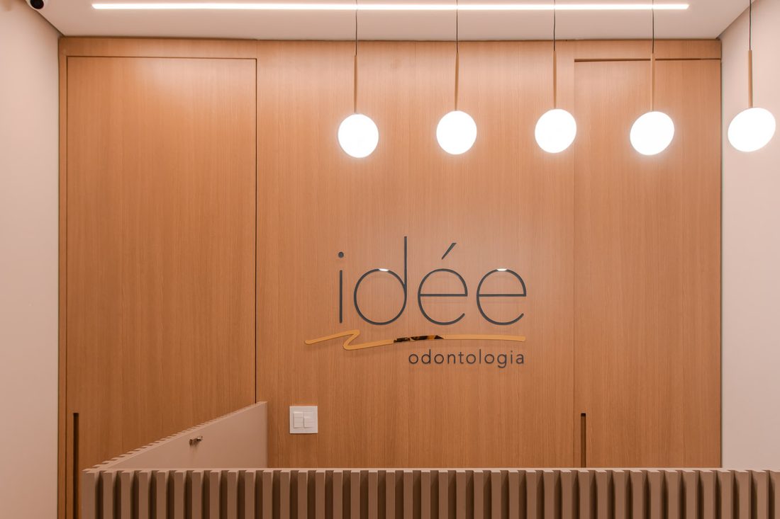 Recepção da clínica Idée com o logo na parede