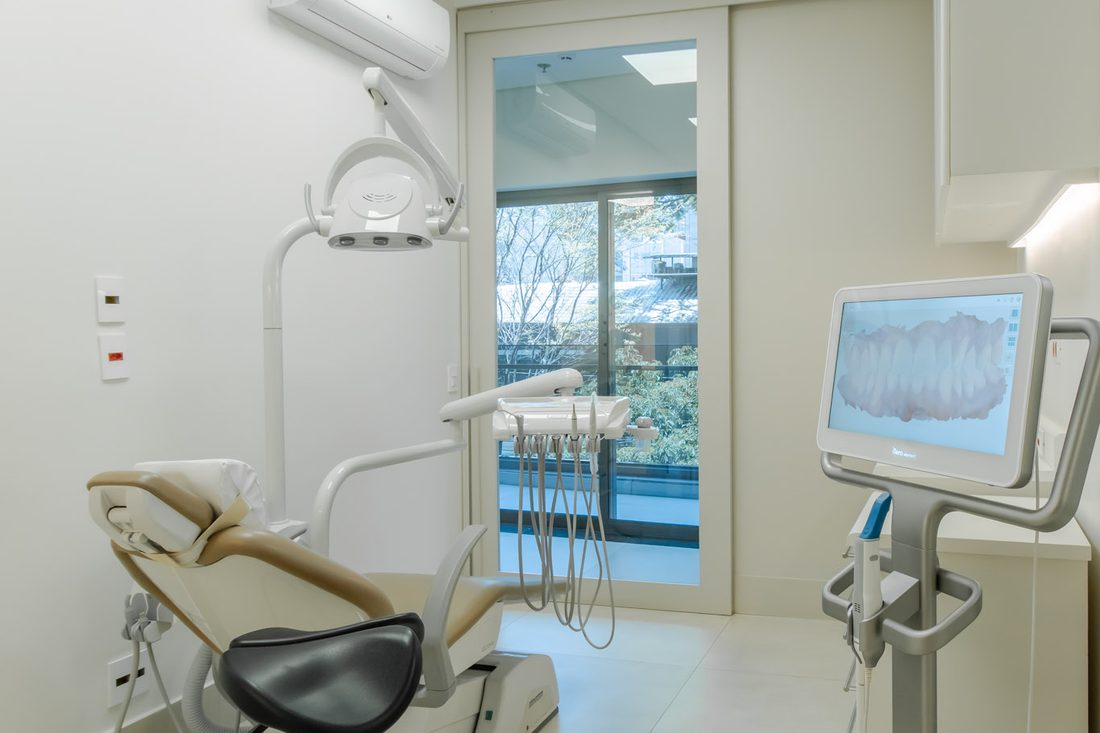 Sala de atendimento com cadeira odontológica