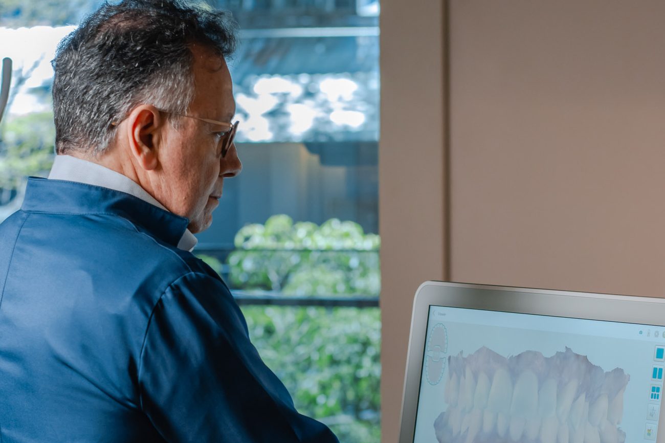 Dr. Roberto realizando o escaneamento intraoral